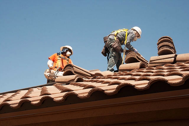 Roofing_workers_fall_prevention